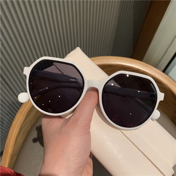 **CLOVER* White x Black Retro Solid Color Fashion Sunglasses - Picture 1 of 3